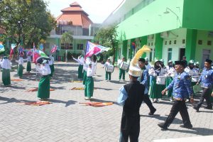 Penyambutan drumband MIN 1 Kota Surabaya