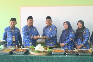 Pemotongan Tumpeng bersama Kankemenag Kota Surabaya, Kasubag TU, dan Pengawas